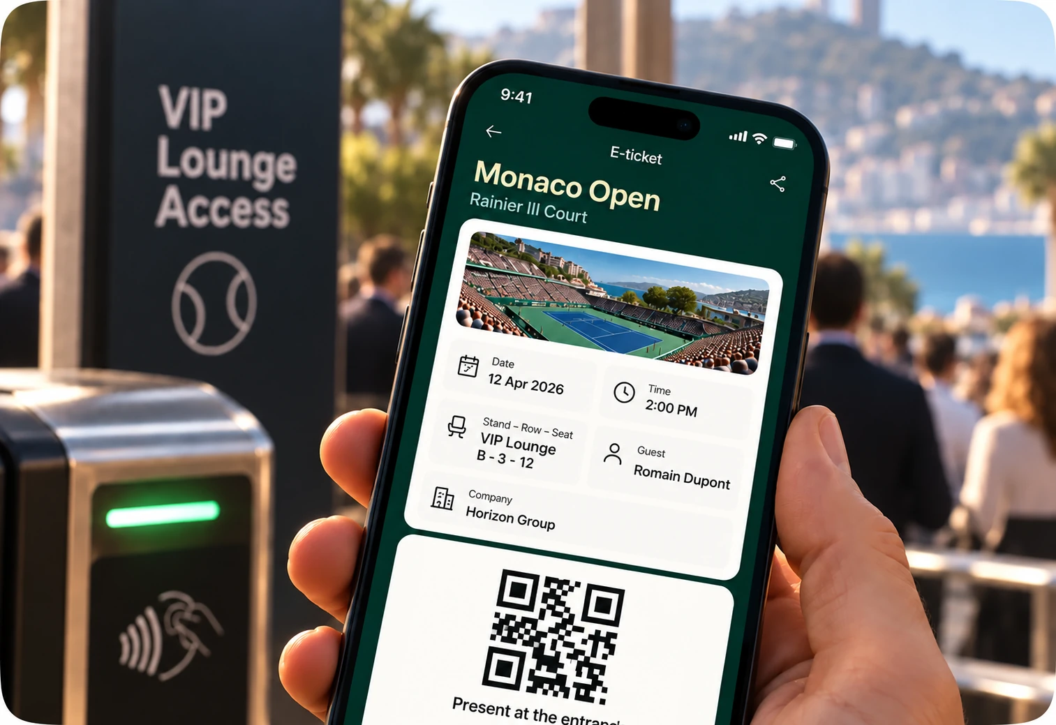 E-biglietto di un ospite sul telefono davanti all’accesso ai palchi: data, posto, entità e QR code