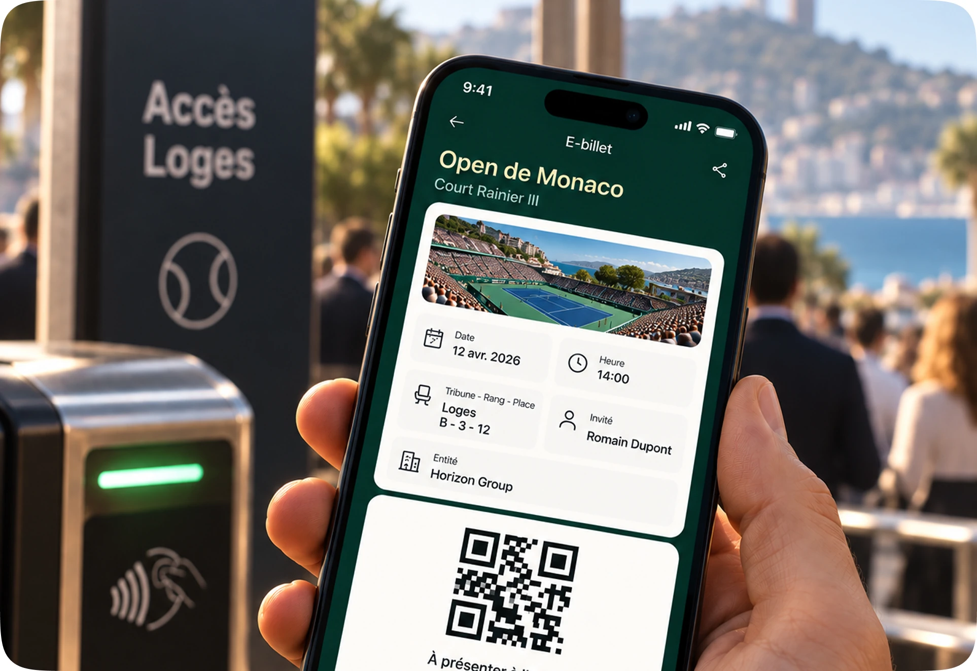E-billet d’un invité affiché sur un téléphone devant l’accès aux loges : date, place, entité et QR code